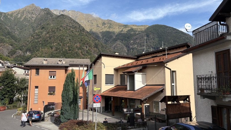 vista_su_ex_Comune_e_ingresso_del_paese.JPG (122 KB)