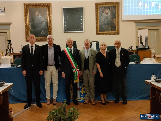 Mauro Gattinoni, i quattro rappresentanti dei gemellaggi e il presidente Rusconi